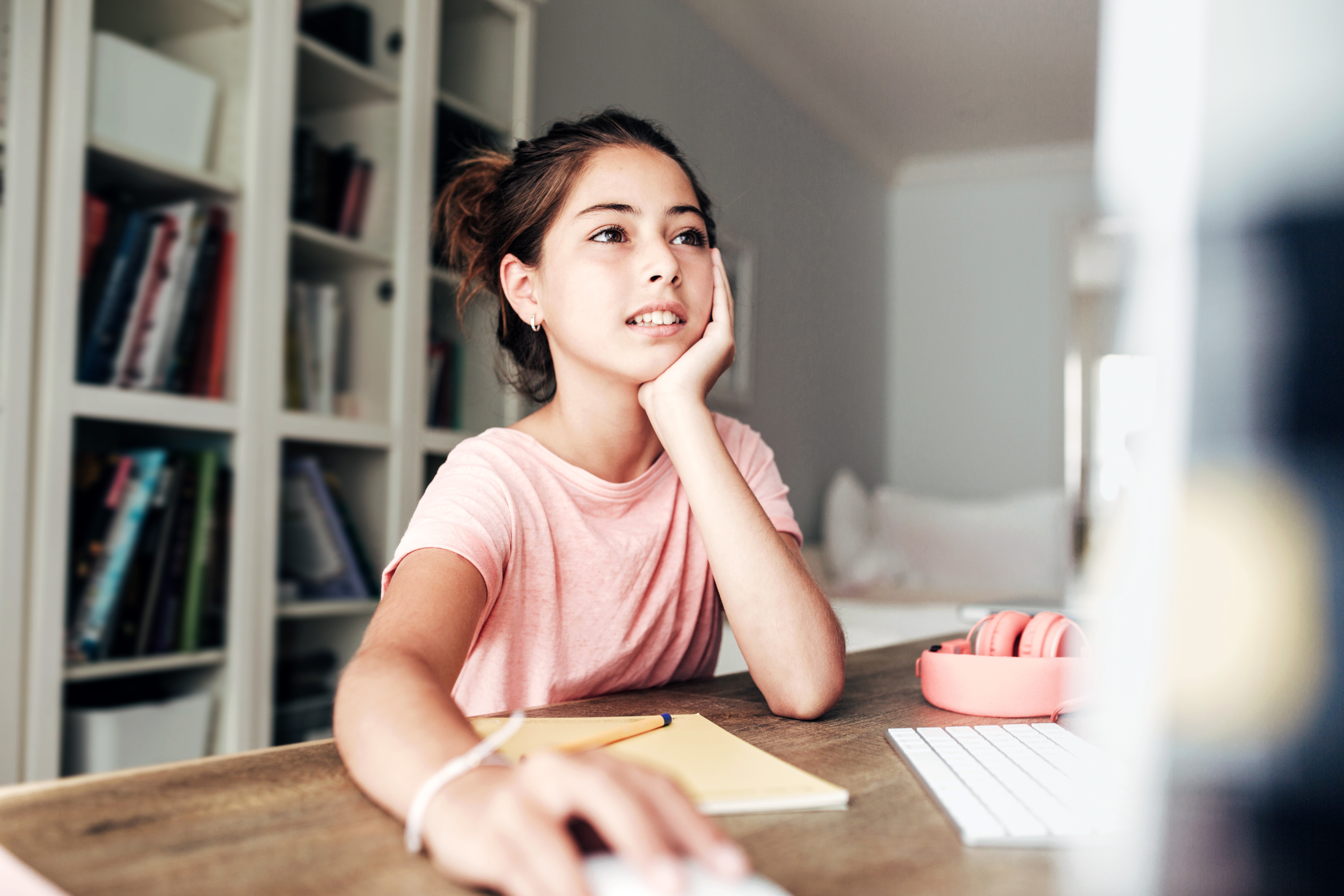 Niña en clases de inglés en línea para niños y adolescentes