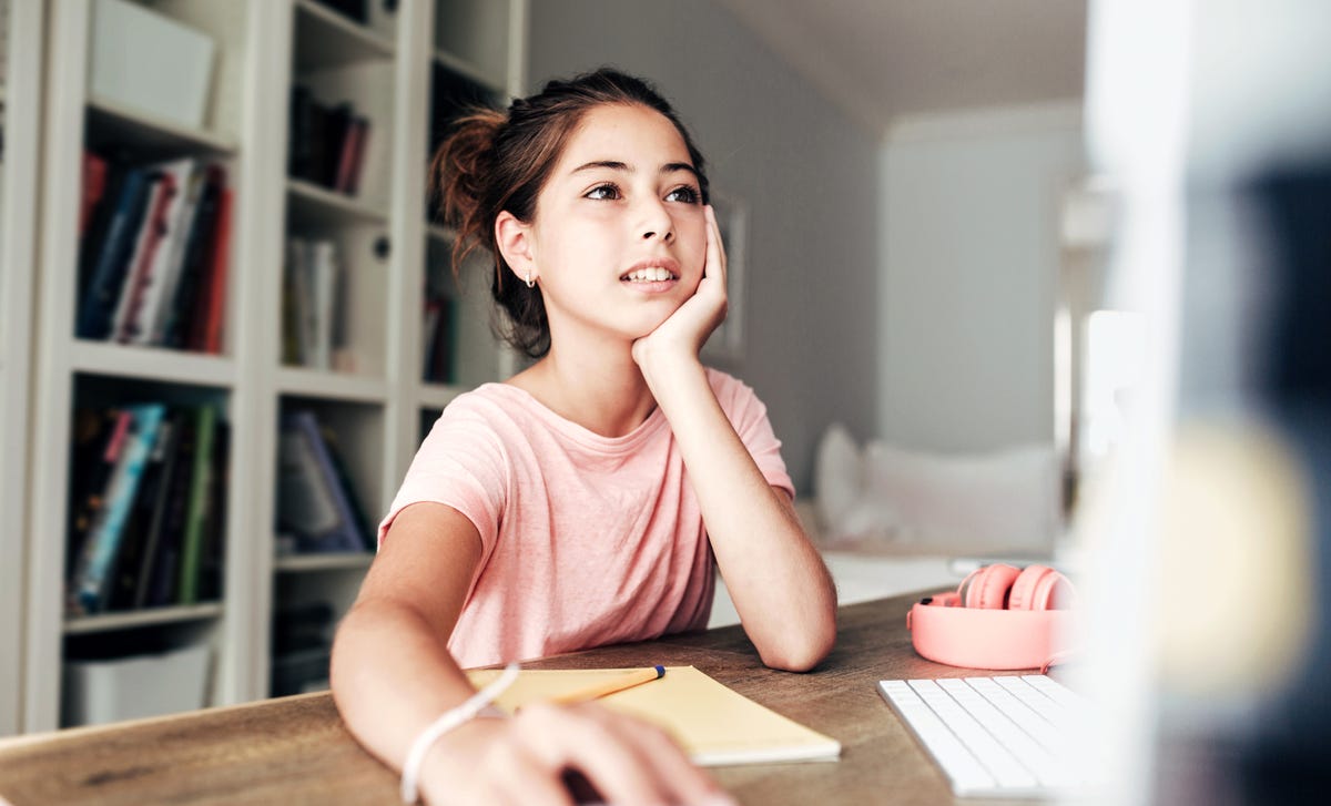 Niña en clases de inglés en línea para niños y adolescentes