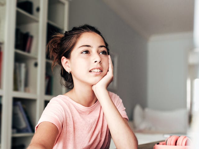 Niña en clases de inglés en línea para niños y adolescentes