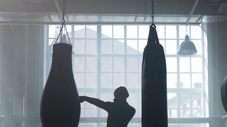 Persona pegando a costales de box