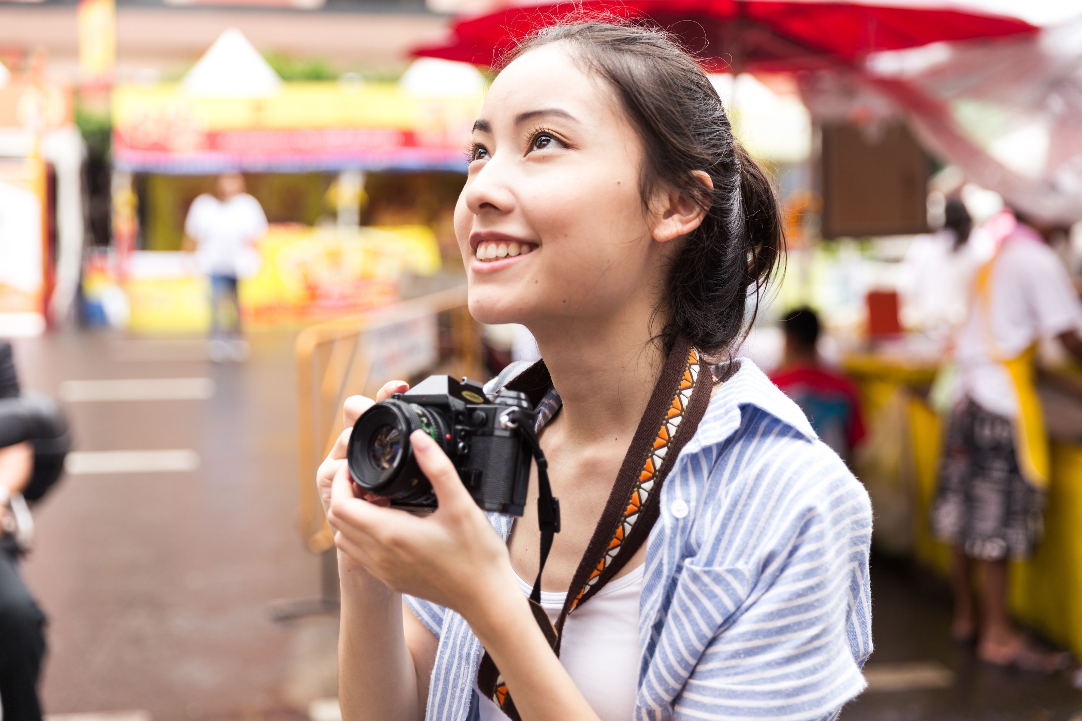 Mujer tomando fotos y aprendiendo el idioma cantonés