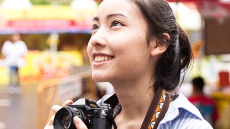 Mujer tomando fotos y aprendiendo el idioma cantonés