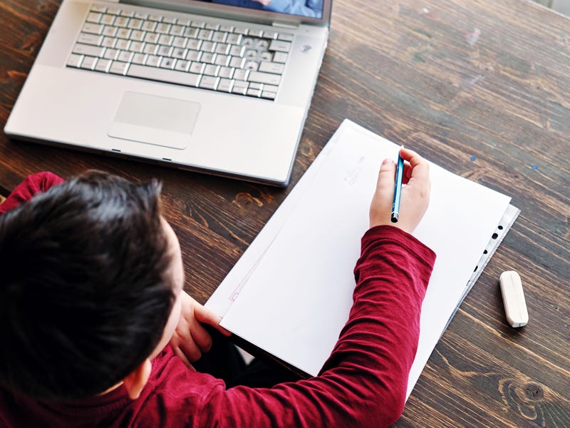 Mujer escribiendo conoce qué es programación