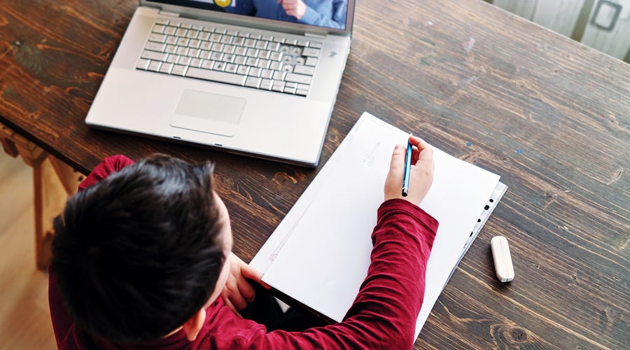 Mujer escribiendo conoce qué es programación