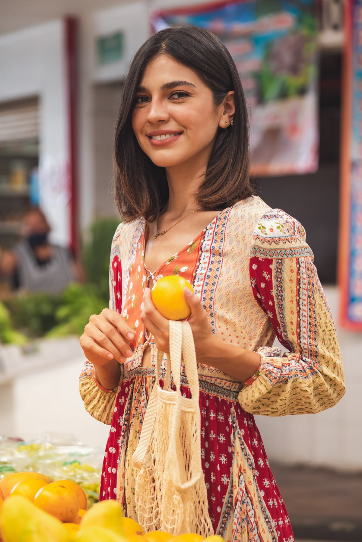Una mujer comprando naranjas