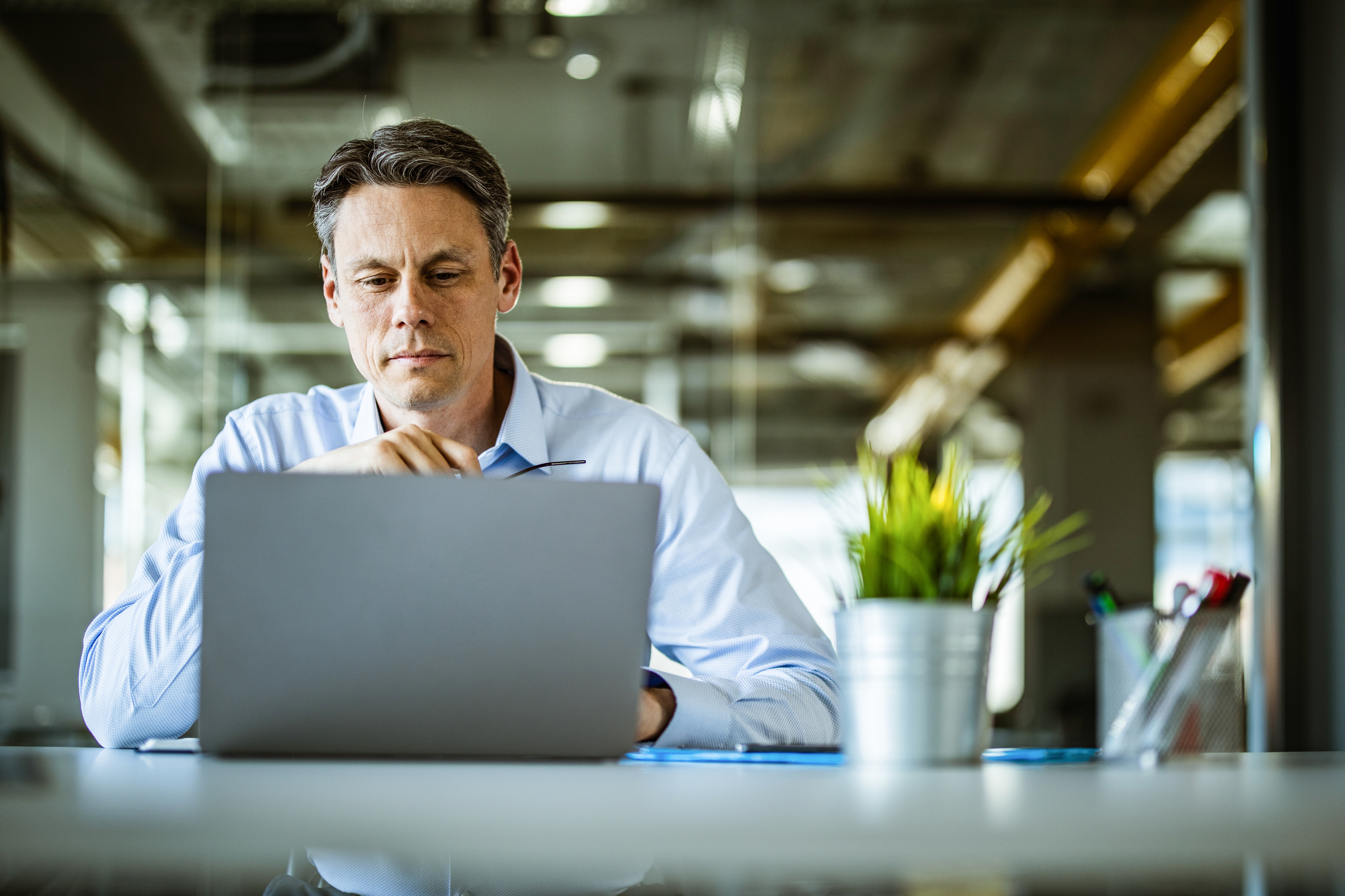 Hombre en cursos online empresariales