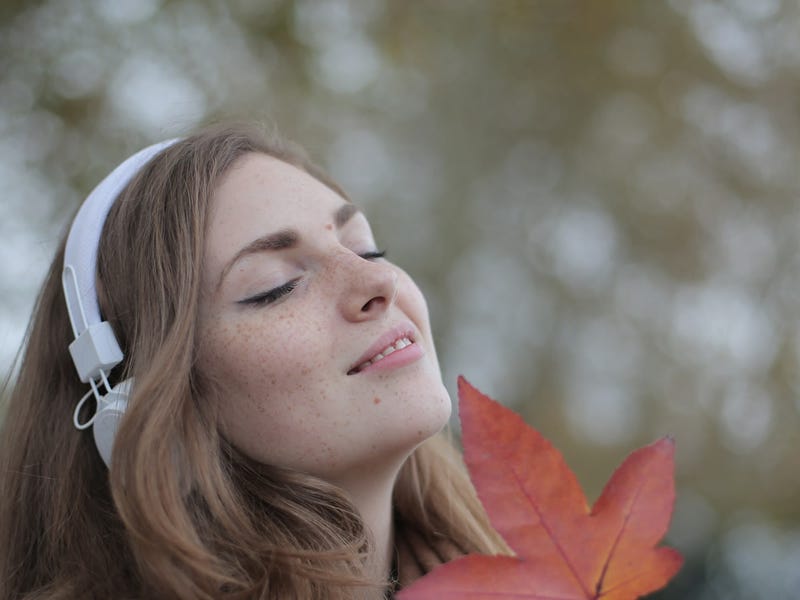 Mujer escuchando canciones en inglés