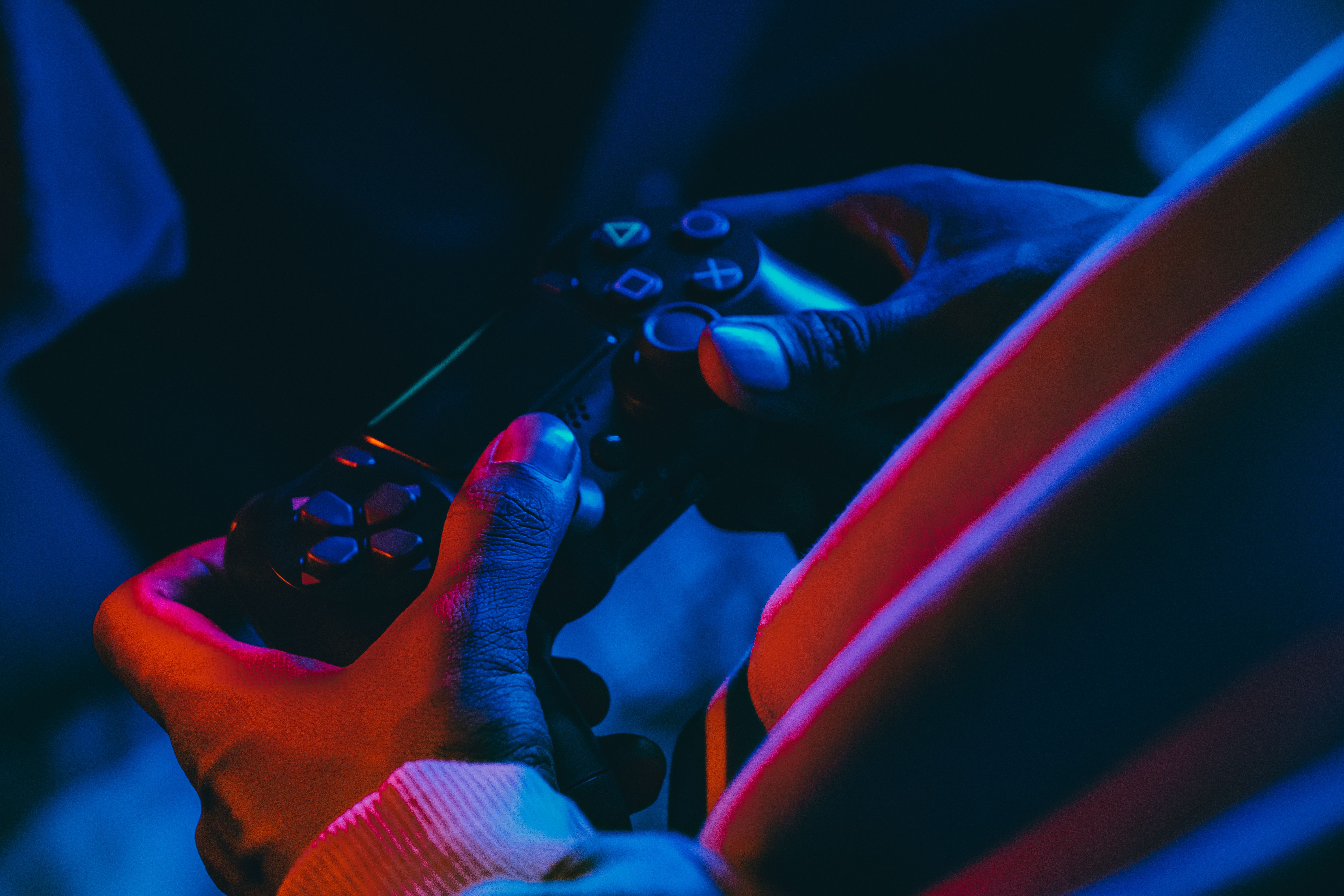 Adulto jugando videojugos en el Día del Gamer.