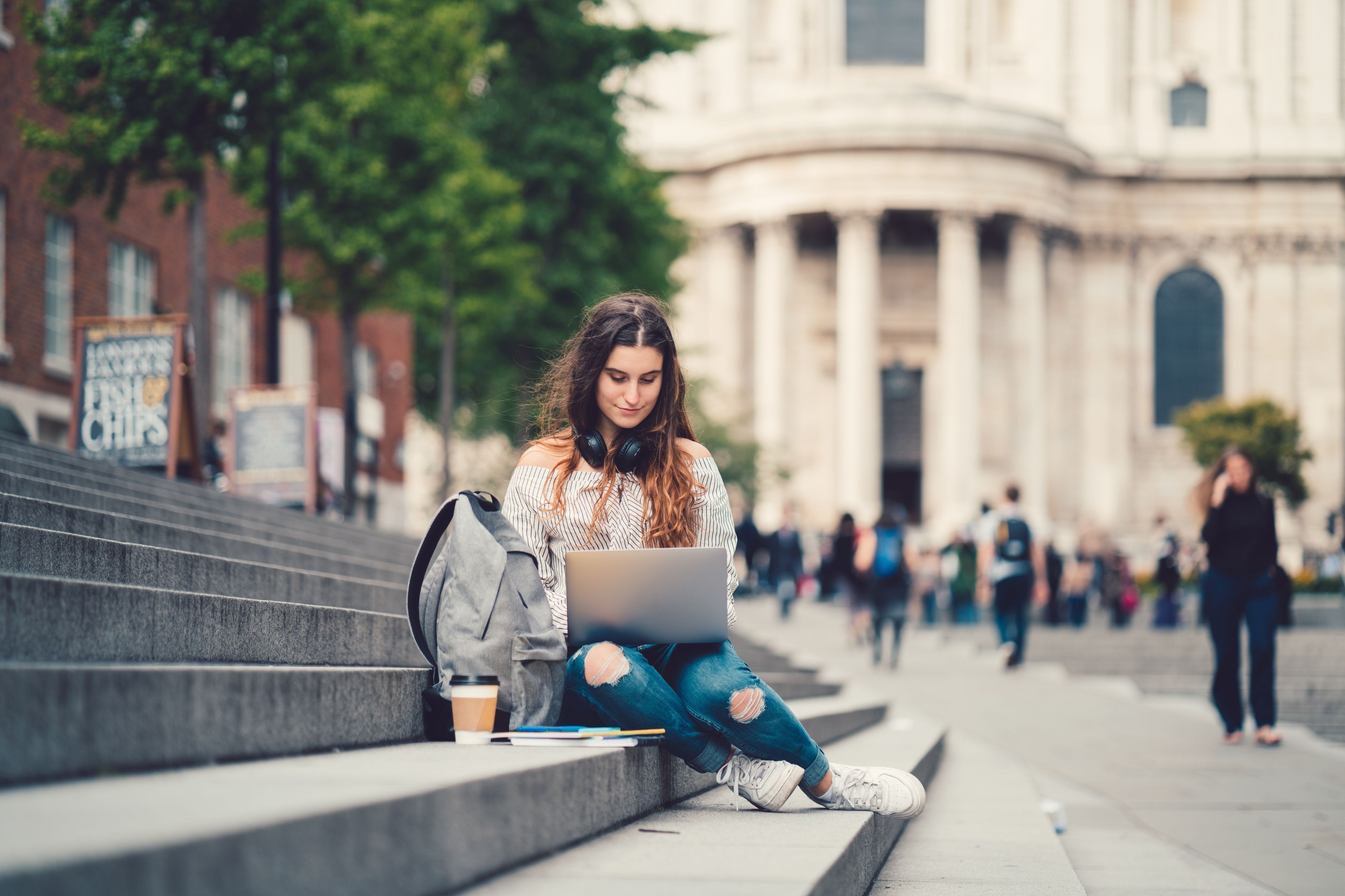 Mujer aprendiendo cómo decir los días de la semana en alemán