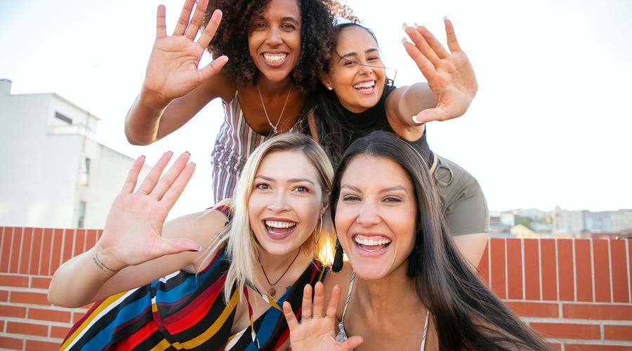 Personas practicando los saludos en inglés