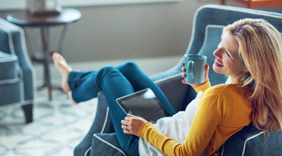 Mujer viendo las aplicaciones para aprender inglés vs Clases de inglés en vivo