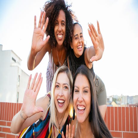 Chicas saludando de manera informal en el idioma inglés