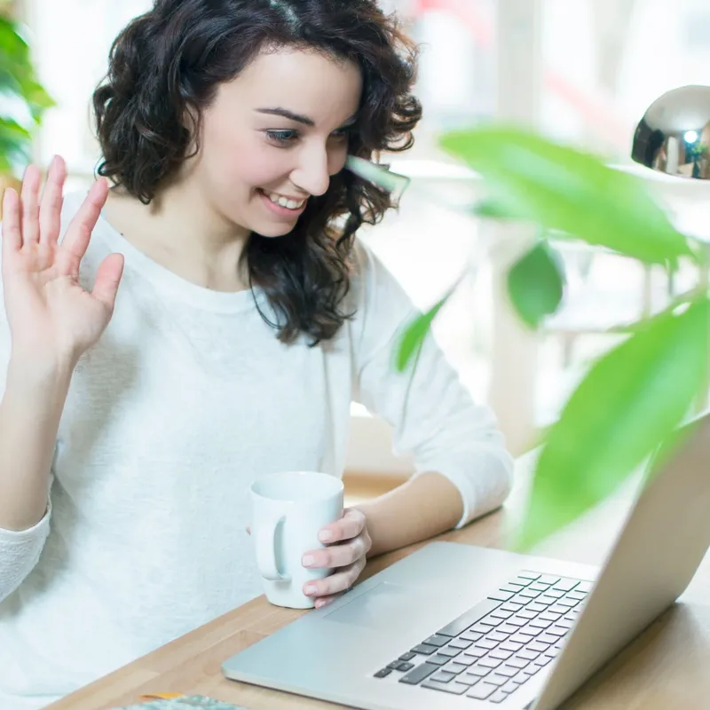 Mujer diciendo Hola en diferentes idiomas