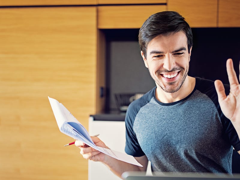 Hombre estudiando lenguaje, dialecto e idioma