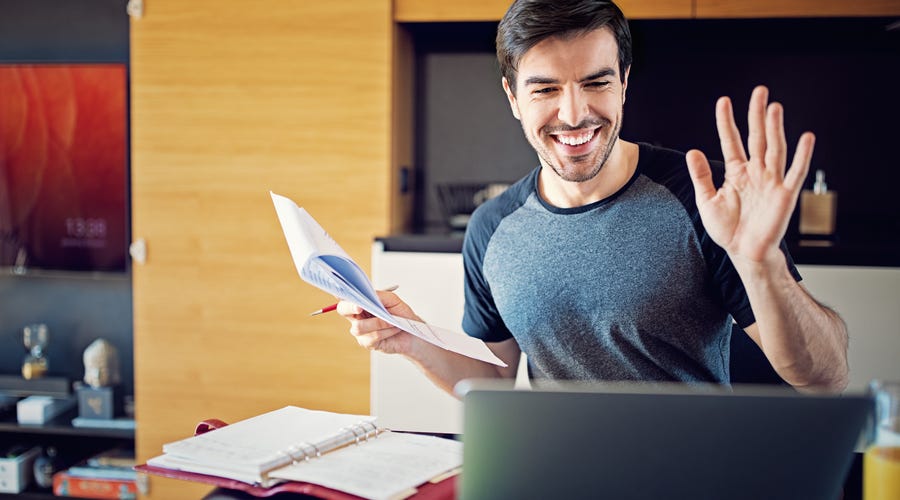 Hombre estudiando lenguaje, dialecto e idioma