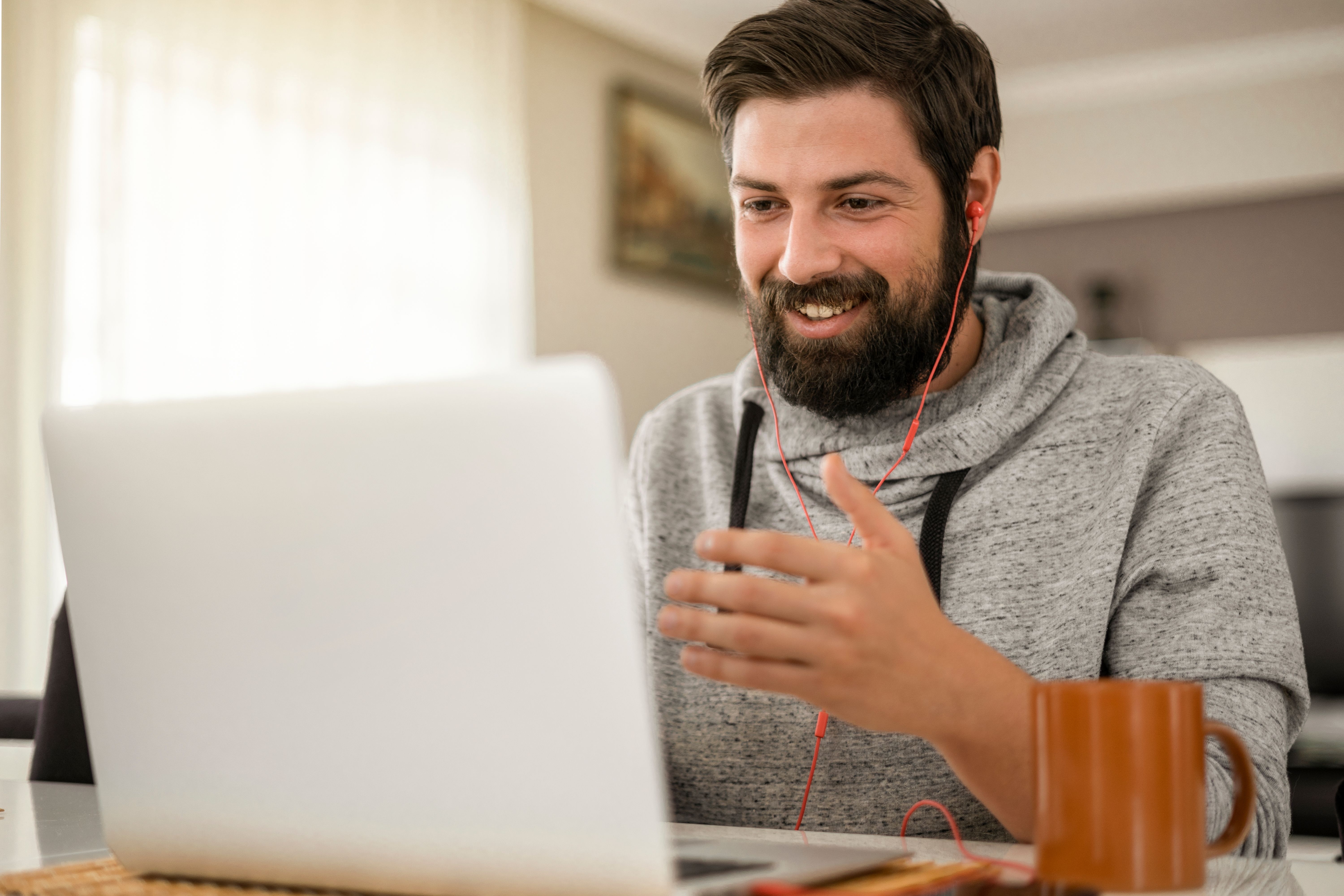 Hombre estudiando el idioma búlgaro online