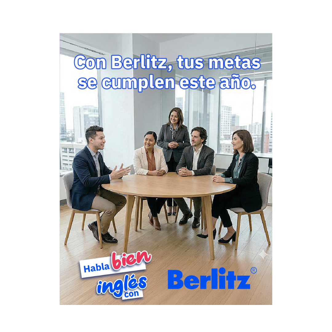 4 personas sentadas en una mesa aprendiendo inglés