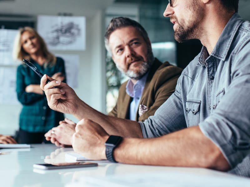 Hombre explicando como aprender a hablar francés