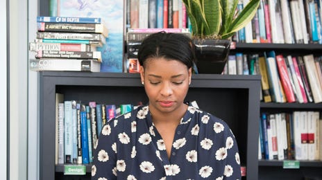 mujer preparandose para el toeic