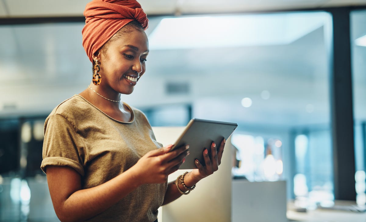 Mujer leyendo: Aprende sueco online
