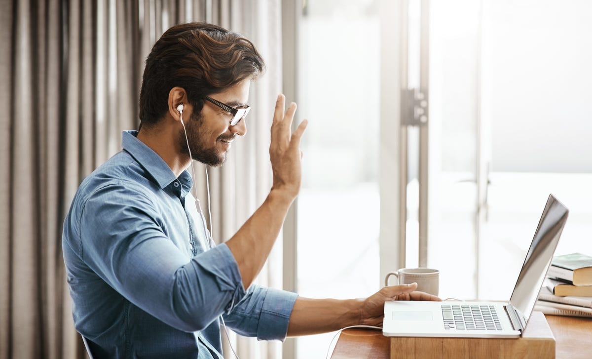 Hombre en clases grupales online de idiomas en vivo