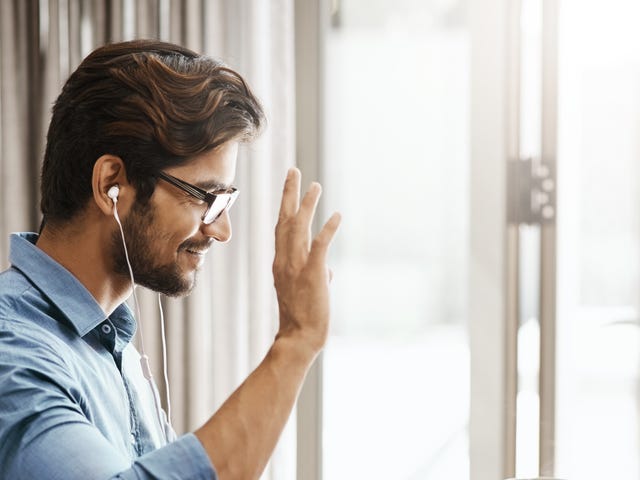 Hombre en clases grupales online de idiomas en vivo