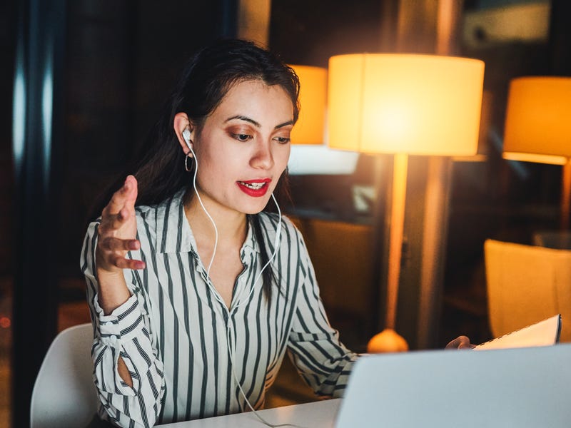 Mujer estudiando el idioma turco online