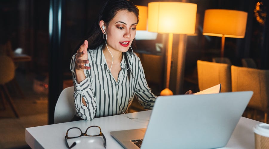 Mujer estudiando el idioma turco online
