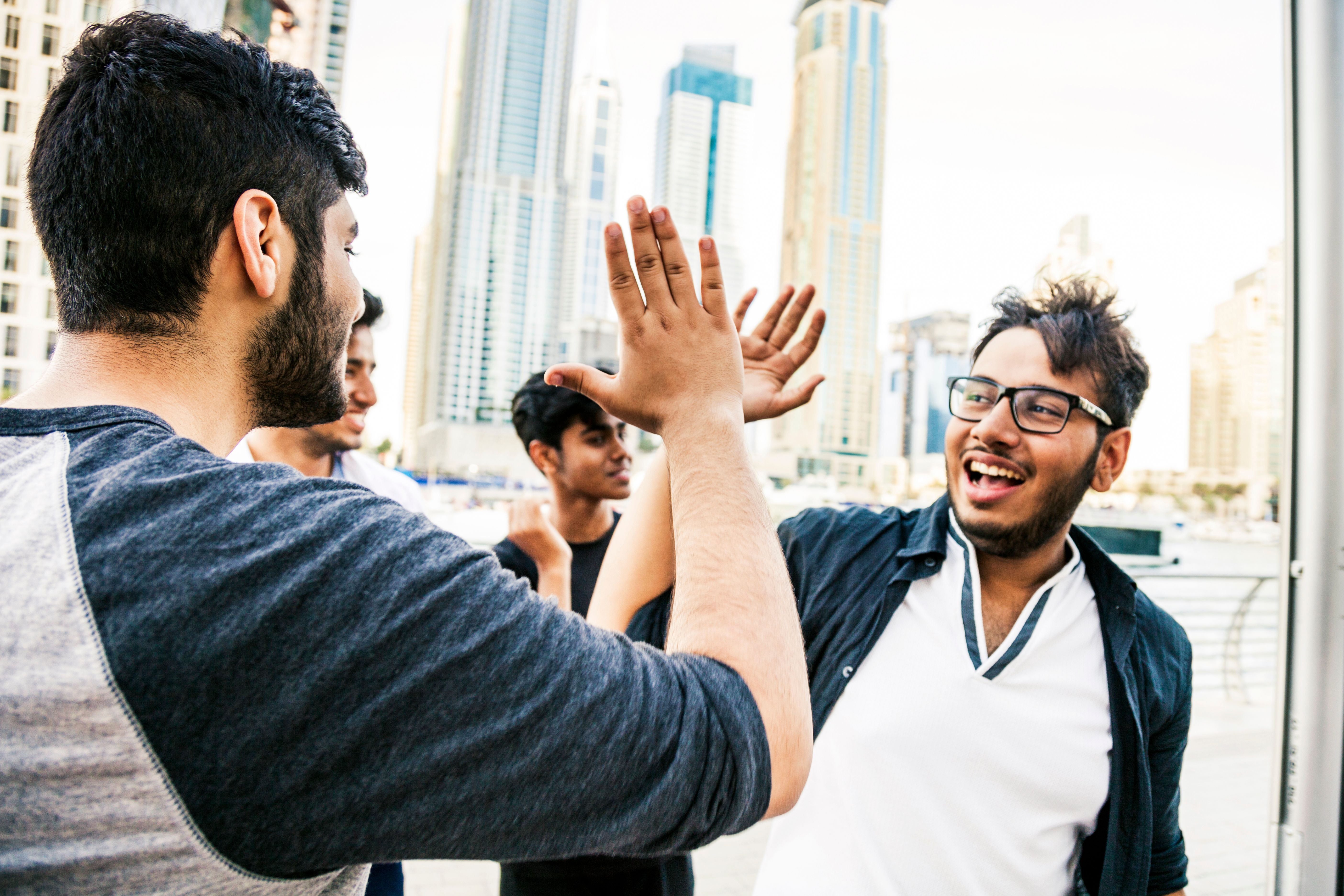 Amigos saludándose (portada)