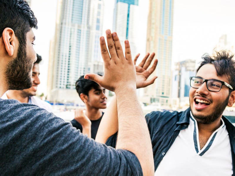 Amigos saludándose (portada)