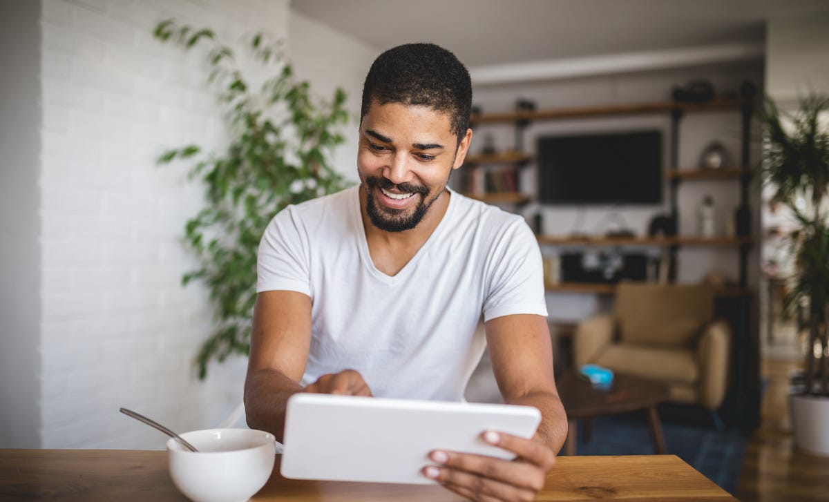 Hombre en curso de japonés en línea
