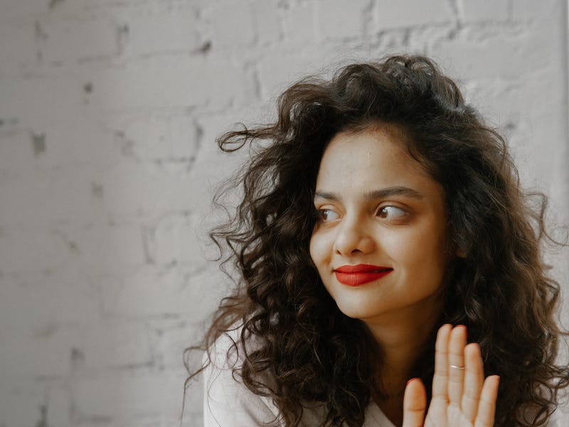 Una mujer diciendo adiós